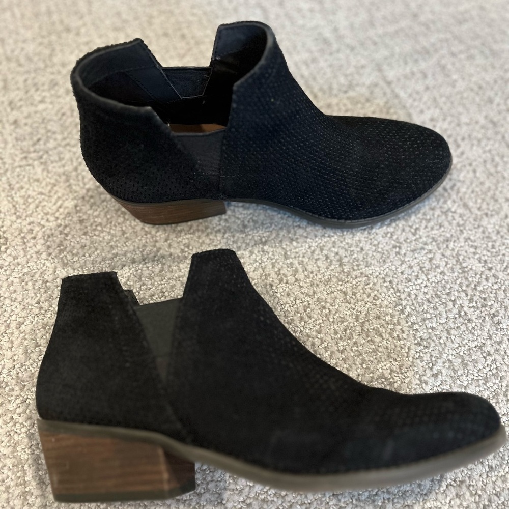 Crown Vintage black booties 7M